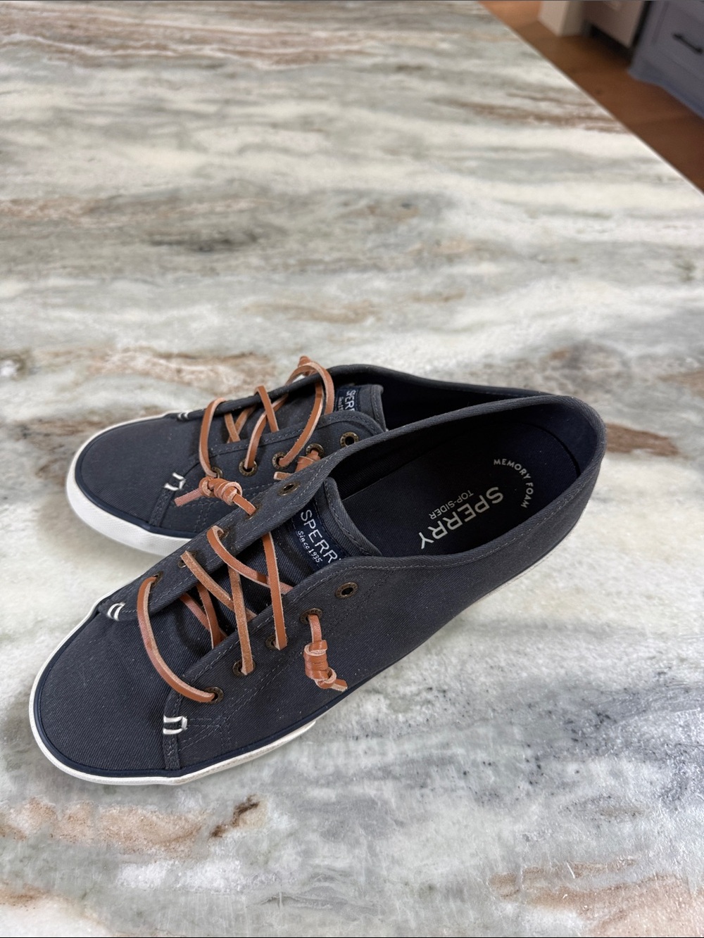Women’s SPERRY Sz 9 memory foam top sided blue w/ leather ties